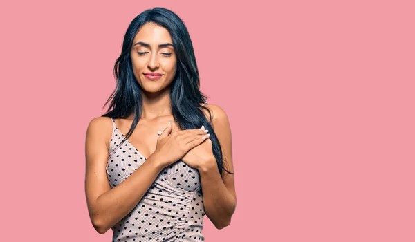 Mulher Hispânica Bonita Usando Vestido Verão Sorrindo Com Mãos Peito — Fotografia de Stock