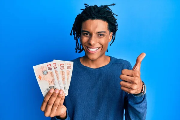 Jonge Afro Amerikaanse Man Houdt Verenigd Koninkrijk Pond Bankbiljetten Glimlachend — Stockfoto