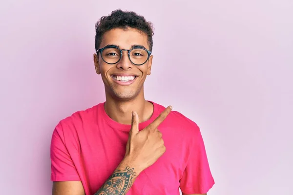 Jovem Homem Afro Americano Bonito Vestindo Óculos Sobre Fundo Rosa — Fotografia de Stock