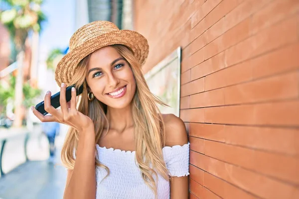 Jong Blond Toeristisch Meisje Glimlachen Gelukkig Luisteren Audio Bericht Met — Stockfoto