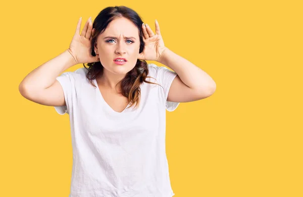 Jonge Mooie Blanke Vrouw Draagt Casual Witte Tshirt Proberen Beide — Stockfoto