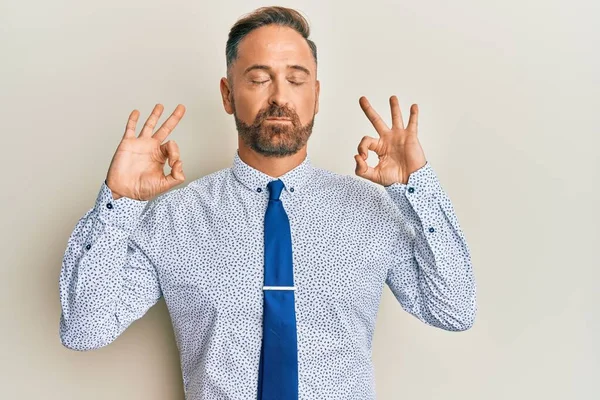 Bonito Homem Meia Idade Vestindo Camisa Negócios Gravata Relaxar Sorrir — Fotografia de Stock