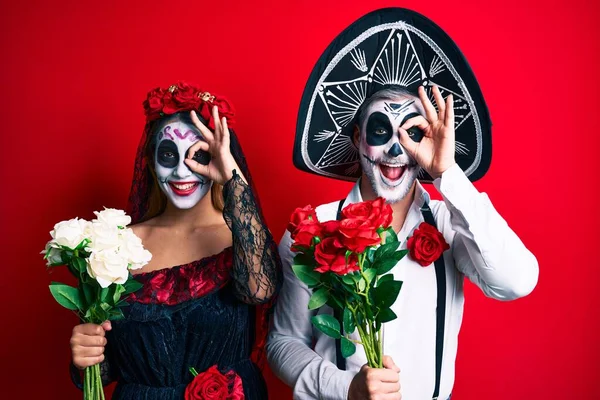 Ölü Kostümün Giyildiği Gün Elinde Çiçeklerle Mutlu Mesut Gülümseyen Çift — Stok fotoğraf