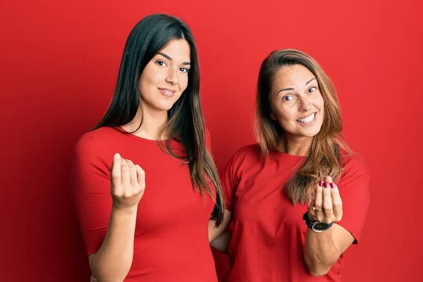 Die Hispanische Familie Aus Mutter Und Tochter Trägt Lässige Kleidung — Stockfoto