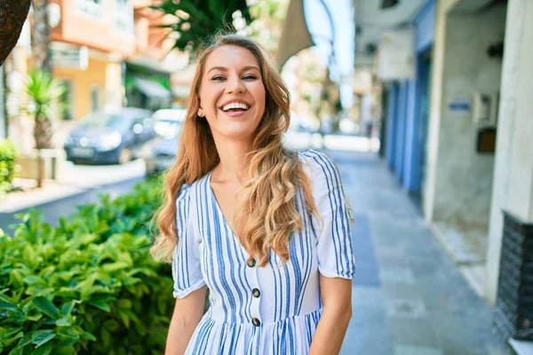 Wanita Muda Yang Cantik Dengan Rambut Pirang Tersenyum Bahagia Dan — Stok Foto