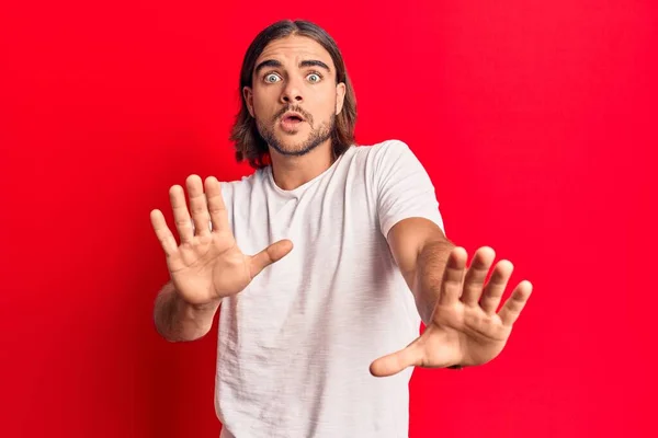 Homem Bonito Jovem Vestindo Roupas Casuais Com Medo Aterrorizado Com — Fotografia de Stock