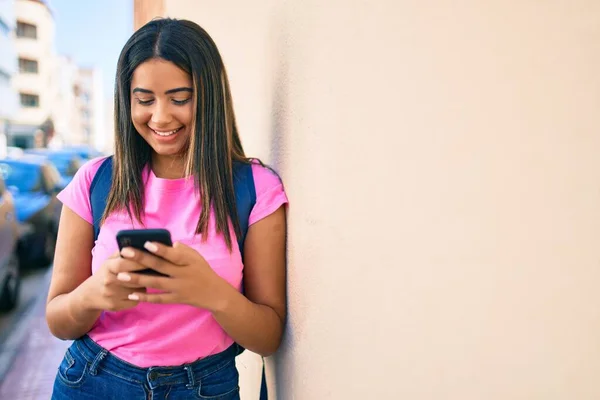 Genç Latin Kız Üniversite Kampüsünde Akıllı Telefon Kullanarak Mutlu Gülümsüyor — Stok fotoğraf