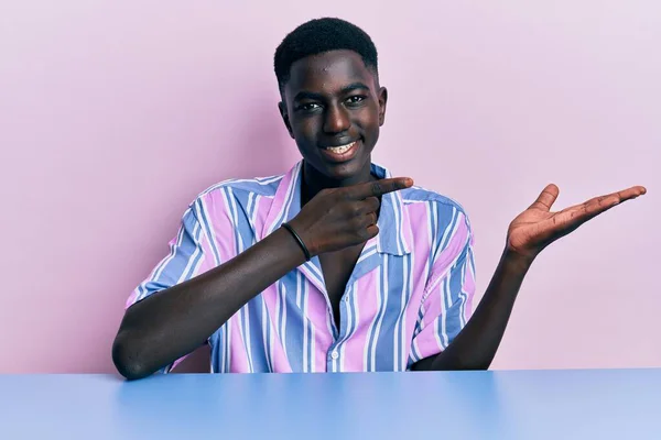 Junger Afrikanisch Amerikanischer Mann Lässiger Kleidung Sitzt Erstaunt Auf Dem — Stockfoto
