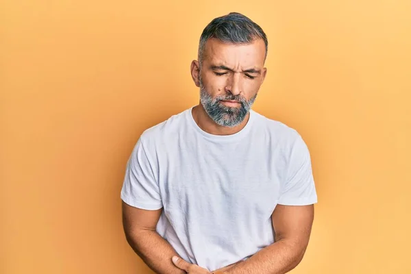 Homem Bonito Meia Idade Vestindo Camiseta Branca Casual Com Mão — Fotografia de Stock