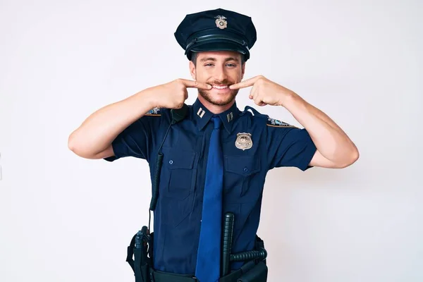 Mladý Běloch Policejní Uniformě Vesele Usmíval Ukazoval Prstem Zuby Ústa — Stock fotografie