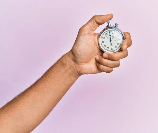 Hand Ung Latinamerikansk Man Som Använder Stoppur Över Isolerade Rosa — Stockfoto