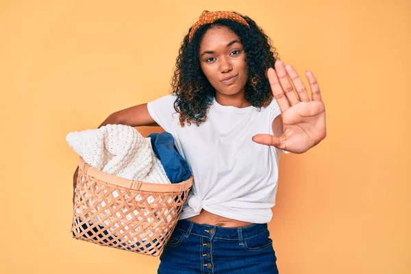 Jovem Afro Americana Segurando Cesta Roupa Com Mão Aberta Fazendo — Fotografia de Stock