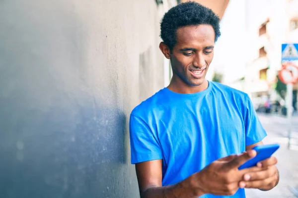 Guapo Negro Africano Hombre Sonriendo Feliz Aire Libre Utilizando Teléfono —  Fotos de Stock