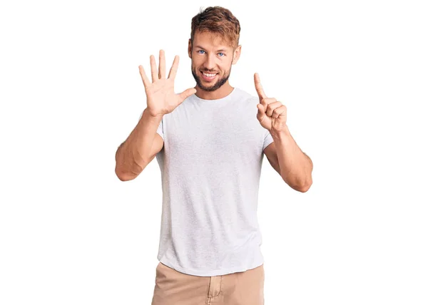 Mladý Kavkazský Muž Neformální Bílé Tričko Ukazující Ukazující Prsty Číslo — Stock fotografie