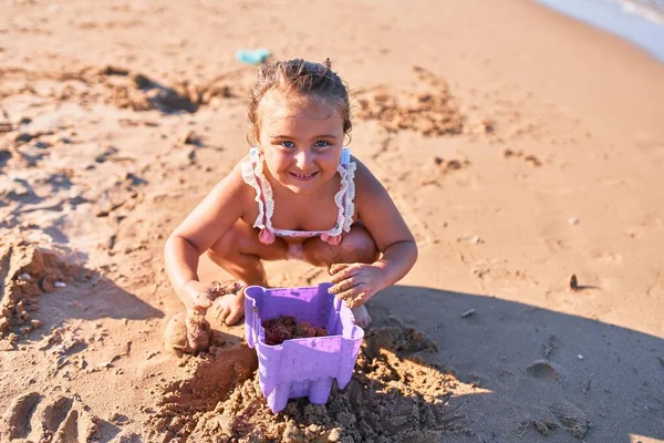 Schattig Blond Kind Met Een Glimlachende Bikini Zandkasteel Bouwen Met — Stockfoto