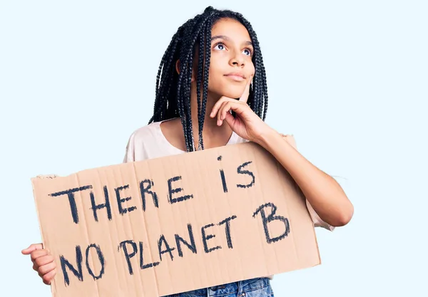 Menina Afro Americana Bonito Segurando Não Nenhum Banner Planeta Rosto — Fotografia de Stock