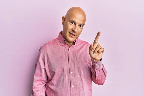 Hombre Calvo Mediana Edad Con Camisa Negocios Rosa Sonriendo Con — Foto de Stock