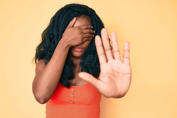 Mulher Africana Bonita Vestindo Roupas Casuais Cobrindo Olhos Com Mãos — Fotografia de Stock