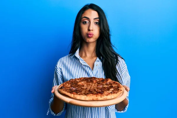 Schöne Hispanische Frau Mit Leckeren Pfefferoni Pizza Puffenden Wangen Und — Stockfoto
