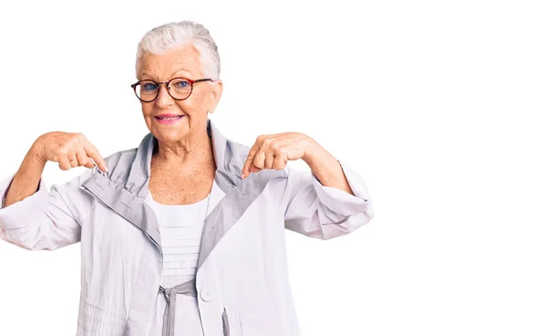 Senior Hermosa Mujer Con Ojos Azules Pelo Gris Con Ropa — Foto de Stock