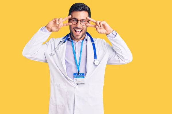 Joven Hispano Vistiendo Uniforme Médico Estetoscopio Haciendo Símbolo Paz Con — Foto de Stock