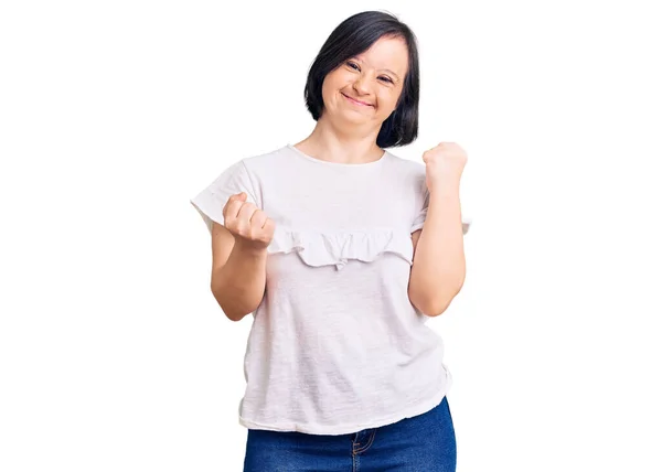 Mulher Morena Com Síndrome Vestindo Camisa Branca Casual Comemorando Surpreso — Fotografia de Stock