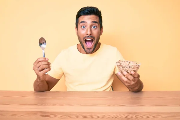 Joven Hombre Hispano Guapo Comiendo Celears Sano Grano Entero Sentado — Foto de Stock