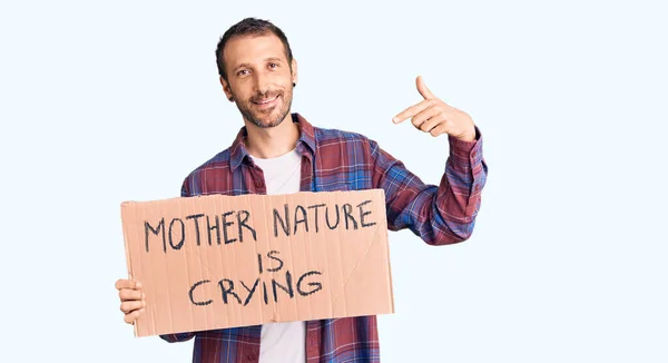 Jonge Knappe Man Die Moeder Natuur Vasthoudt Huilt Protestkartonnen Spandoek — Stockfoto