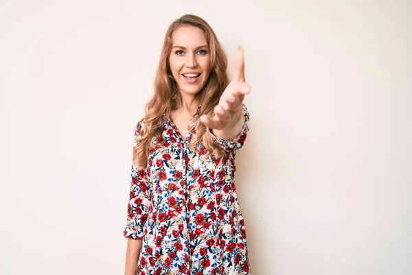 Mulher Caucasiana Jovem Com Cabelo Loiro Vestindo Vestido Verão Sorrindo — Fotografia de Stock