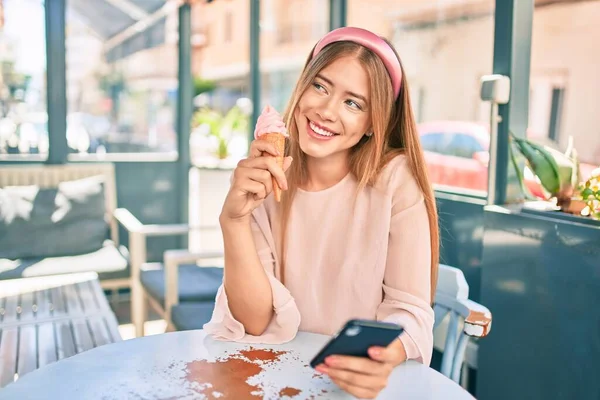 Joven Chica Caucásica Usando Smartphone Comiendo Helado Sentado Terraza —  Fotos de Stock