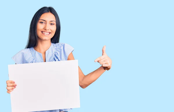 Jovem Bela Menina Latina Segurando Banner Vazio Branco Sorrindo Feliz — Fotografia de Stock