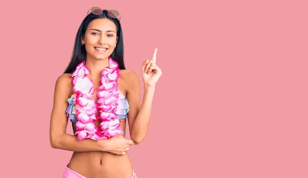Fiatal Szép Latin Lány Visel Bikini Hawaii Lei Mosolyogva Boldog — Stock Fotó