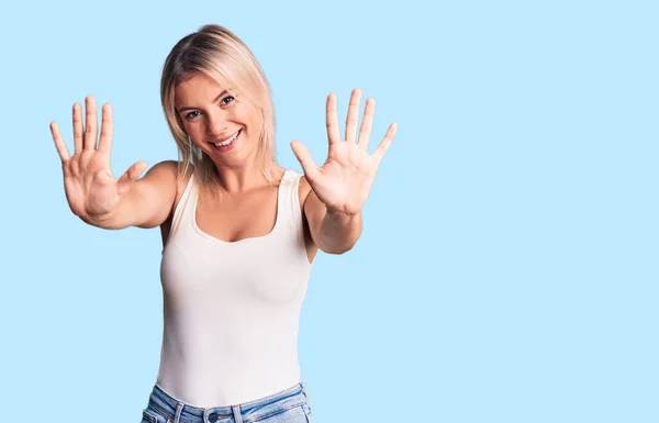 Jovem Mulher Loira Bonita Vestindo Shirt Casual Sem Mangas Mostrando — Fotografia de Stock