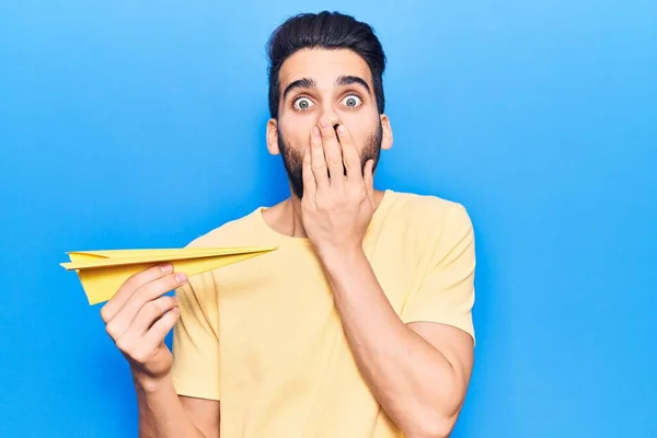 Jonge Knappe Man Met Baard Met Geel Papieren Vliegtuigje Dat — Stockfoto