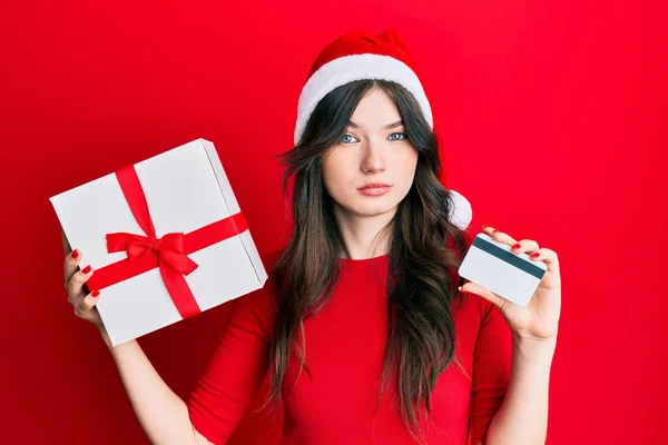 Menina Branca Bonita Nova Vestindo Chapéu Natal Segurando Presente Cartão — Fotografia de Stock