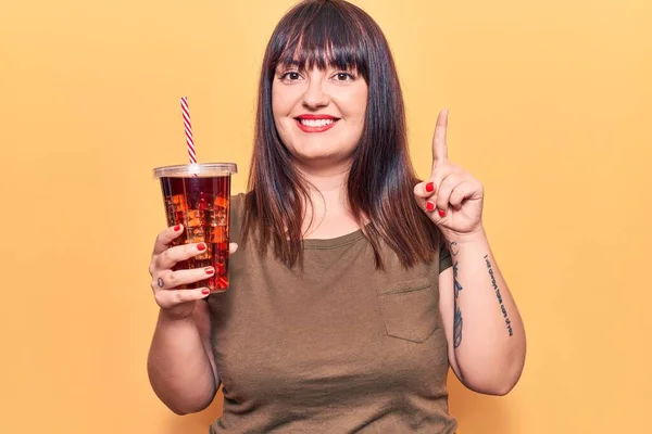 Jovem Mulher Size Bebendo Copo Bebida Cola Sorrindo Com Uma — Fotografia de Stock