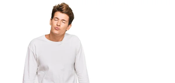 스웨터를 사랑스럽고 섹시하게 공중에서 키스를 카메라를 잘생긴 코카서스 사랑의 — 스톡 사진