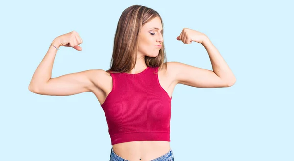 Joven Hermosa Mujer Rubia Con Elegante Camisa Verano Que Muestra —  Fotos de Stock