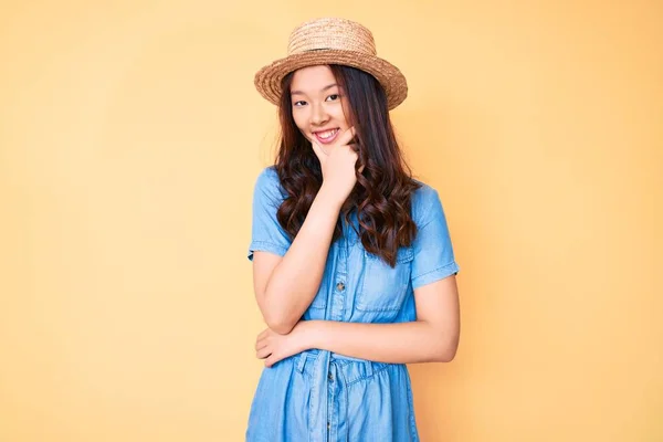 Jong Mooi Chinees Meisje Draagt Zomerhoed Ziet Zelfverzekerd Uit Naar — Stockfoto