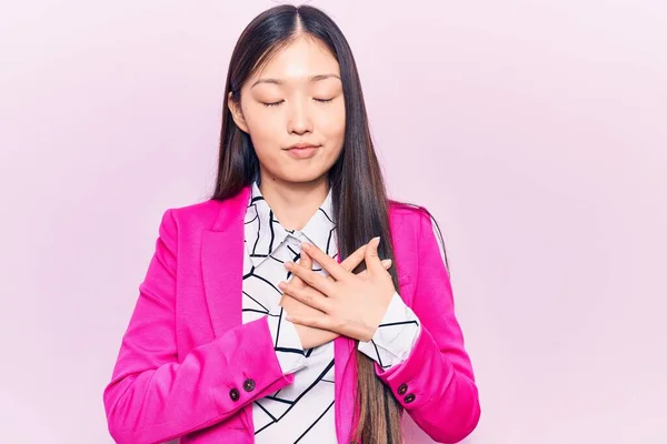 Joven Mujer China Hermosa Con Ropa Elegante Sonriendo Con Las — Foto de Stock