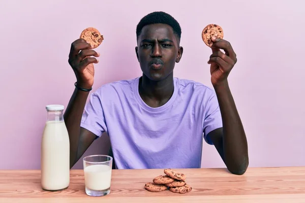 Νεαρός Αφροαμερικάνος Πίνει Ένα Ποτήρι Φρέσκο Γάλα Μπισκότα Κάνοντας Πρόσωπο — Φωτογραφία Αρχείου