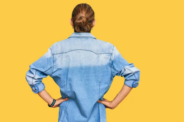 Hombre Atractivo Con Pelo Largo Barba Con Chaqueta Vaquera Casual —  Fotos de Stock