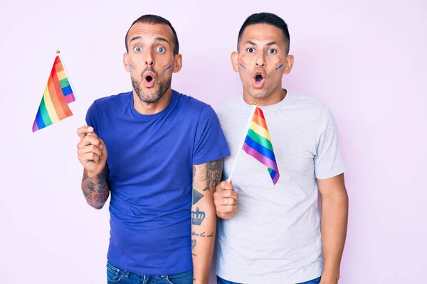 Joven Pareja Gay Dos Hombres Sosteniendo Arco Iris Lgbtq Banderas — Foto de Stock