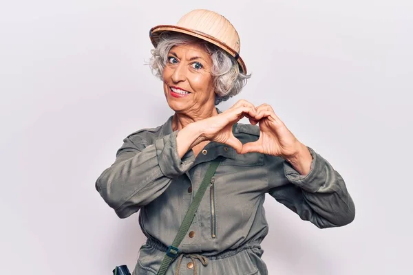 Idősebb Ősz Hajú Felfedező Kalapban Szerelmes Mosollyal Szív Szimbólummal Kézzel — Stock Fotó