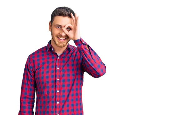 Beau Jeune Homme Avec Ours Portant Une Chemise Décontractée Faisant — Photo