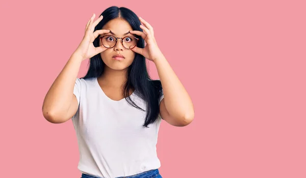 Jovem Bela Menina Asiática Vestindo Roupas Casuais Óculos Tentando Abrir — Fotografia de Stock