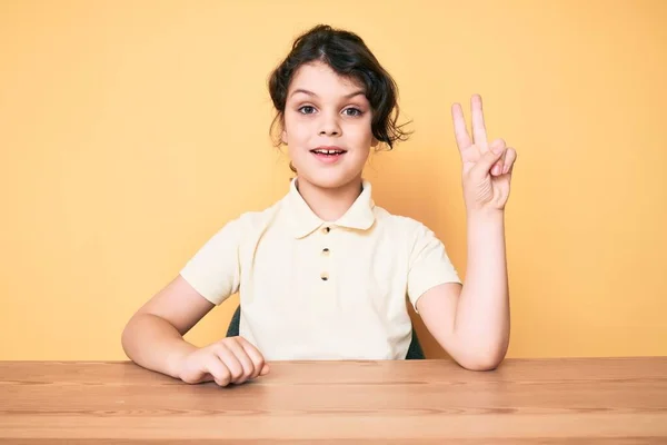 Carino Ispanico Bambino Indossa Abiti Casual Seduto Sul Tavolo Sorridente — Foto Stock