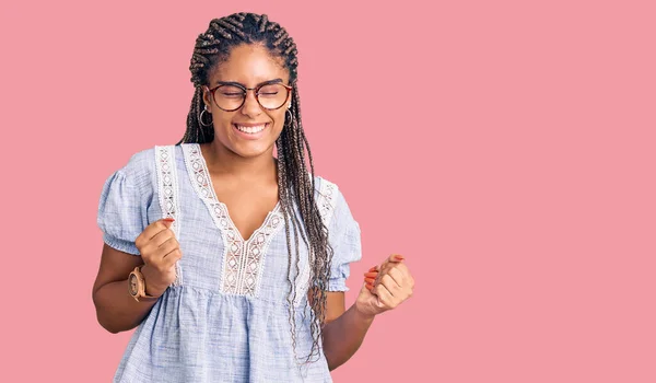 Młoda Afroamerykanka Warkoczami Luźnych Letnich Ciuchach Okularach Bardzo Szczęśliwa Podekscytowana — Zdjęcie stockowe