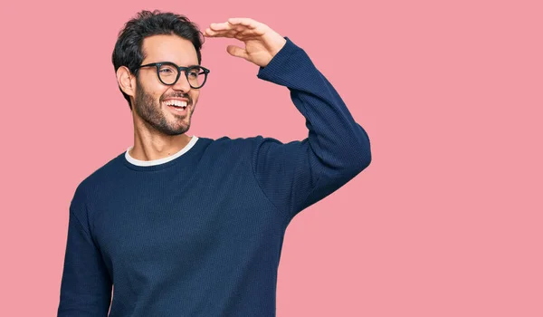 Homem Hispânico Jovem Vestindo Roupas Casuais Óculos Muito Feliz Sorrindo — Fotografia de Stock