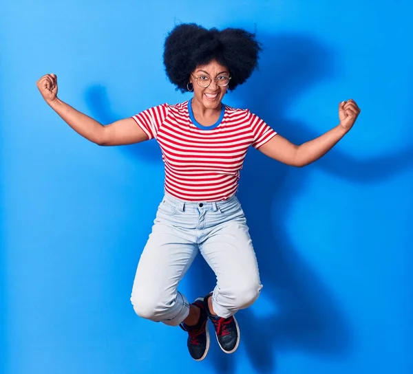 Jonge Mooie Afro Amerikaanse Vrouw Met Casual Kleding Een Glimlachende — Stockfoto